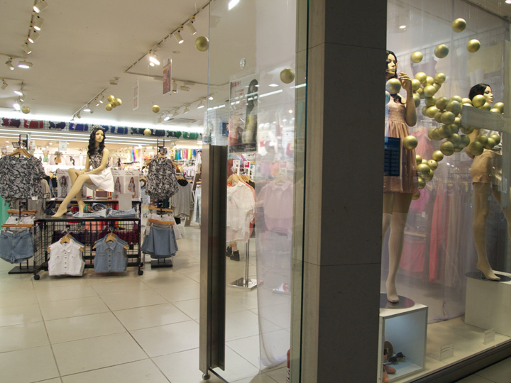 21_American-Apparel-Golden-week-windows-Lena-Shockley-Japan-08.jpg