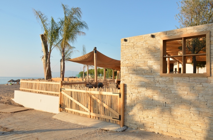 17_Ammos-restaurant-beach-bar-by-Gruppo-Decorativo-Kyparissia-Greece-08.jpg
