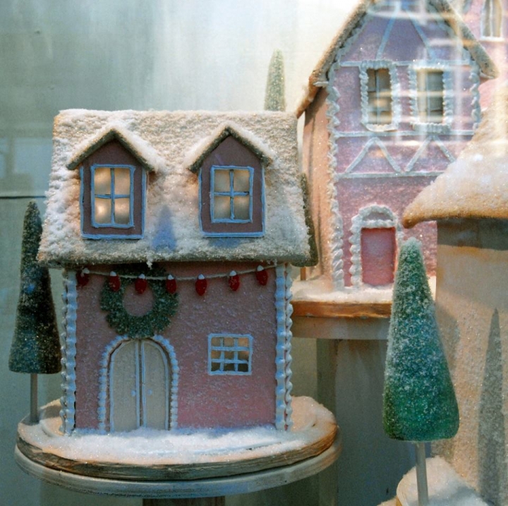 30_Anthropologie-Sugared-Spiced-Holiday-2015-Windows-03.jpg