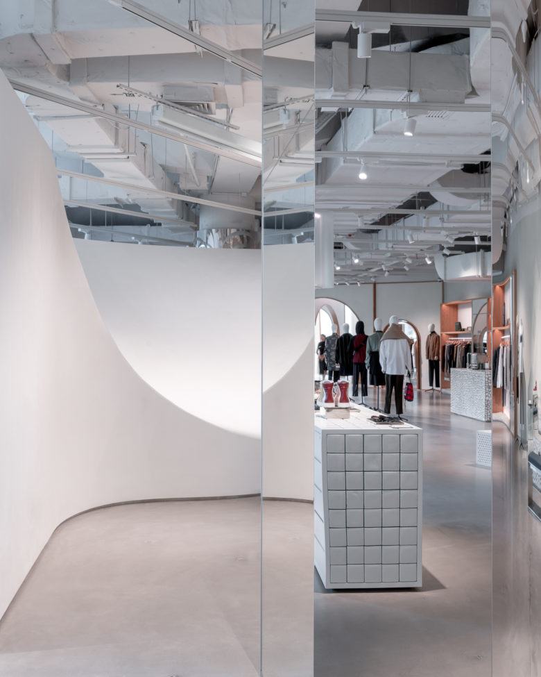 18_zone-3-large-reflective-surfaces-on-columns-三区-柱子上采用大面积的镜面材质-780x975.jpg