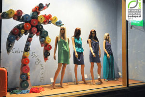4_Benetton-window-displays-Summer-2012-Budapest-300x200.jpg