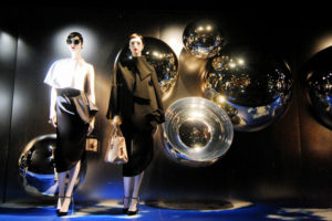 9_Dior-mirror-windows-at-Avenue-Montaigne-Paris-France-300x200.jpg
