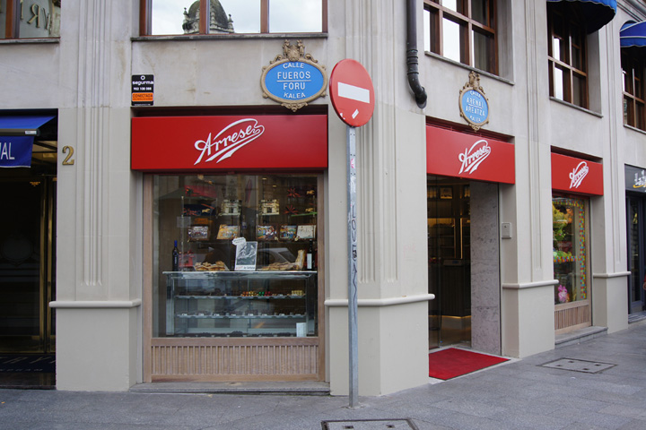 12_Pasteleria-Arrese-bakery-Bilbao-Spain-05.jpg