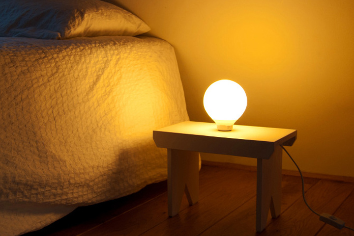 13_Banquinho-lamp-bed-side-table-by-Claudia-Rolim-02.jpg