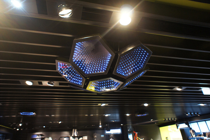 9_Bershka-shop-decoration-lighting-Alex-Montiel.jpg