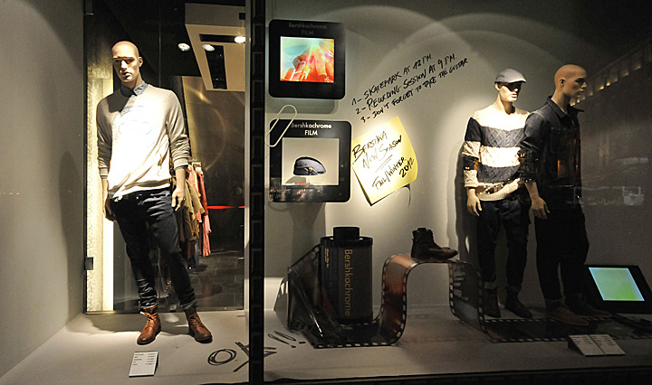 21_Bershka-window-displays-Autumn-2012-Budapest-07.jpg