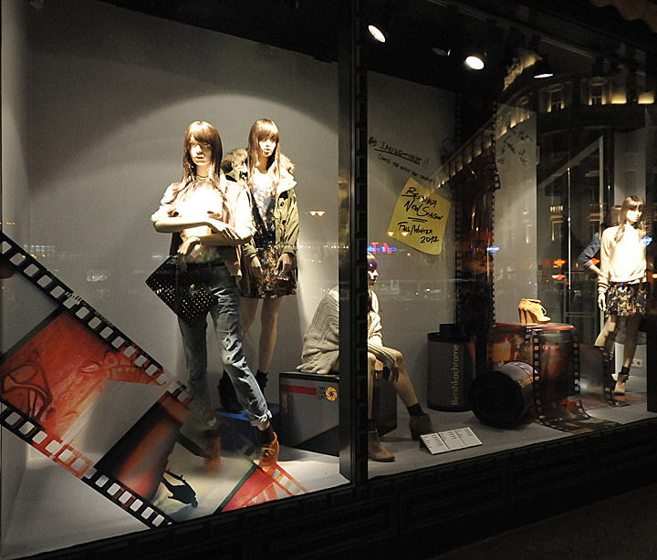 26_Bershka-window-displays-Autumn-2012-Budapest-02.jpg