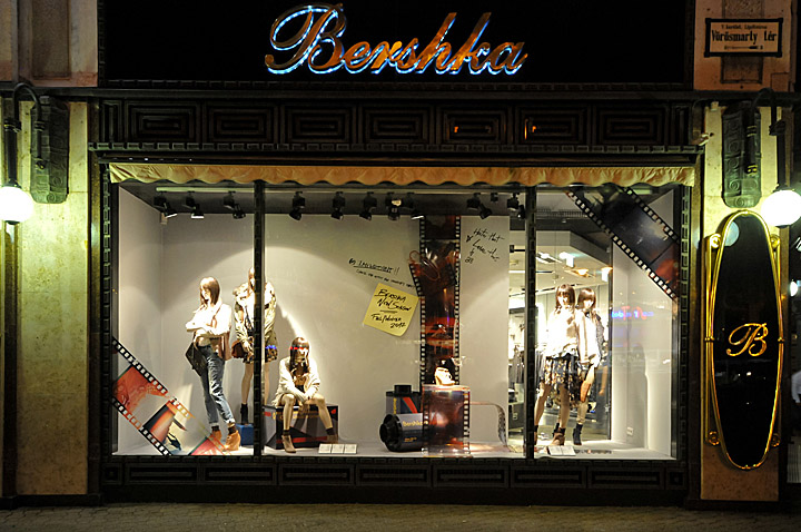 18_Bershka-window-displays-Autumn-2012-Budapest-10.jpg