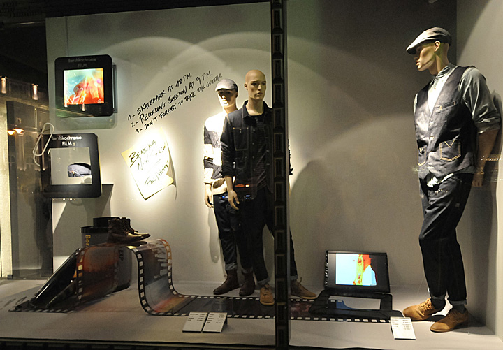 20_Bershka-window-displays-Autumn-2012-Budapest-08.jpg