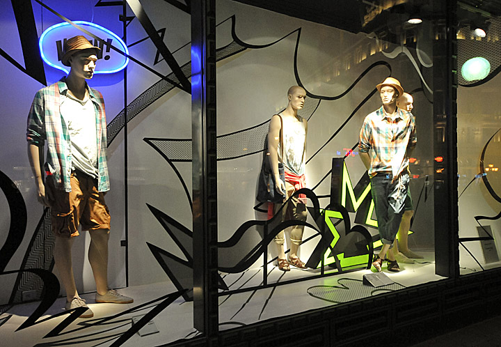17_Bershka-window-displays-Summer-2012-Budapest-03.jpg