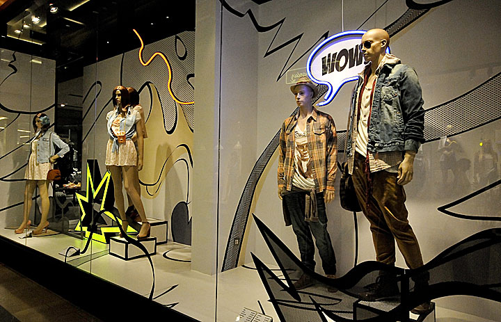 18_Berschka-window-displays-Budapest-06.jpg