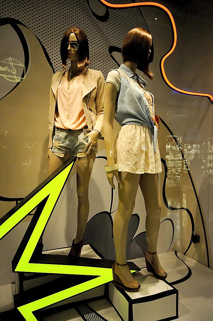 19_Berschka-window-displays-Budapest-05.jpg