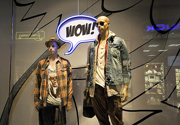 20_Berschka-window-displays-Budapest-04.jpg