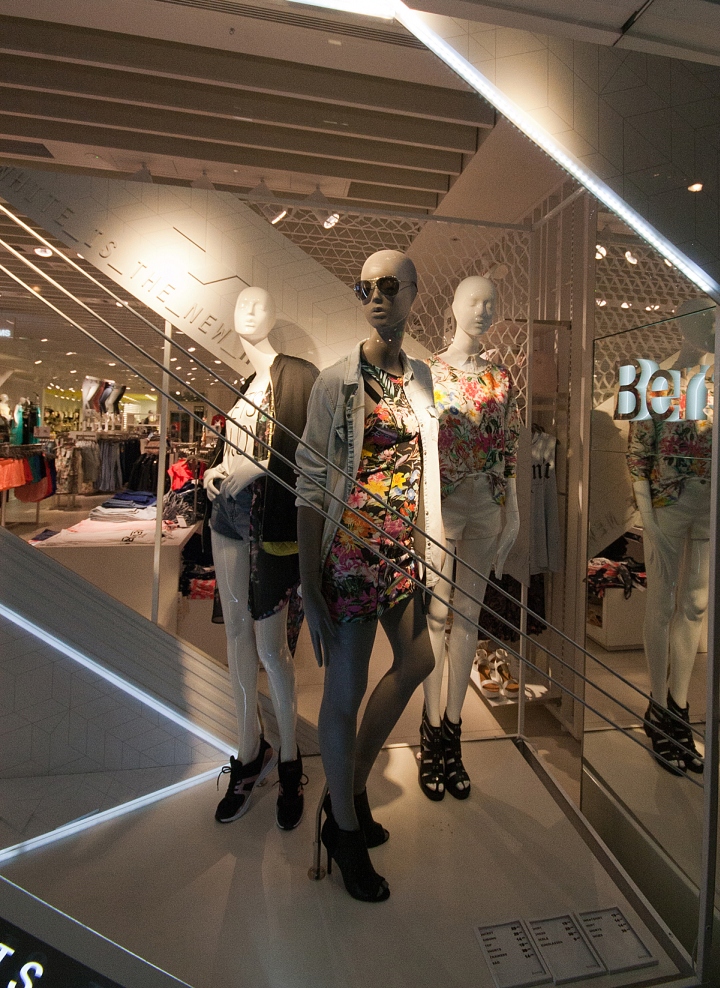 16_Bershka-windows-2014-Spring-London-04.jpg