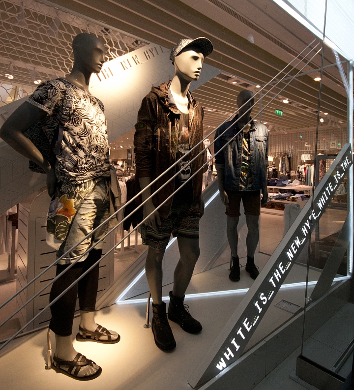 17_Bershka-windows-2014-Spring-London-03.jpg