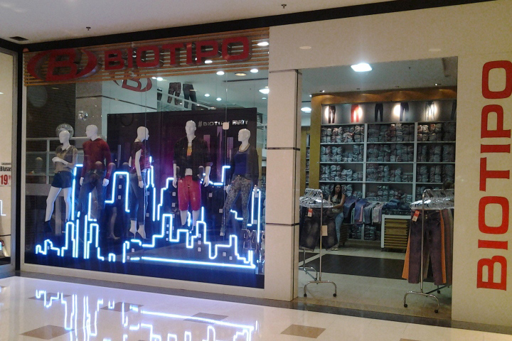 9_Biotipo-installation-and-window-display-by-Grupo-Quality-Sao-Paulo-Brazil.jpg