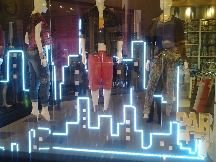 30_Biotipo-installation-and-window-display-by-Grupo-Quality-Sao-Paulo-Brazil-04.jpg