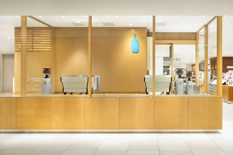 9_Blue-Bottle-Coffee-Daimaru-Tokyo-Cafe-Stand-by-Schemata-Architects-02-780x520.jpg