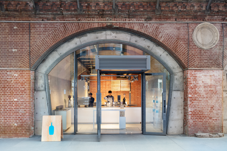 9_Blue-Bottle-Coffee-Kanda-Manseibashi-Cafe-by-Schemata-Architects-01-780x520.png