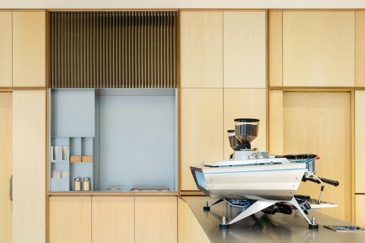 27_Blue-Bottle-Coffee-Roppoingi-by-Schemata-Architects-Tokyo-Japan-02.jpg