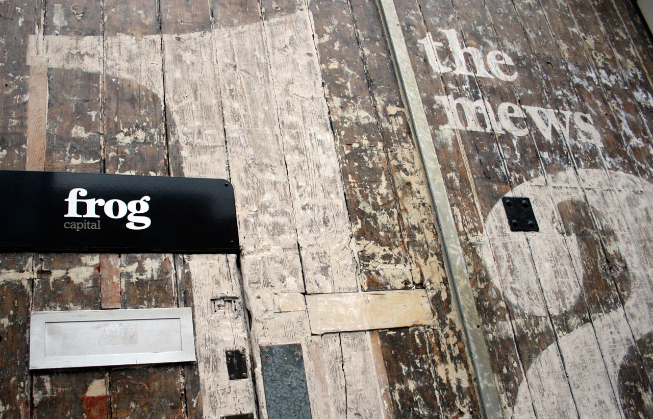12_091130_155225_frog_signage11.jpg
