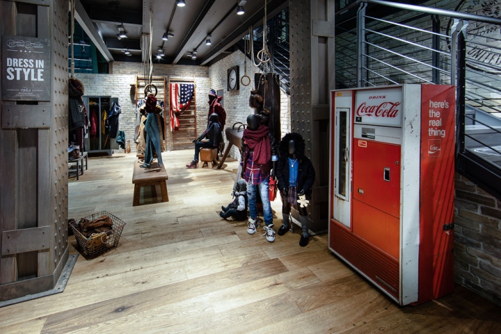 36_Bread-Butter-Berlin-2014-Winter-TOM-TAILOR-by-DITTEL-ARCHITEKTEN-02.jpg