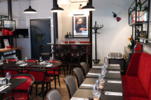 7_Carton-rouge-restaurant-by-Studio-JANREJI-Paris-France-300x200.jpg
