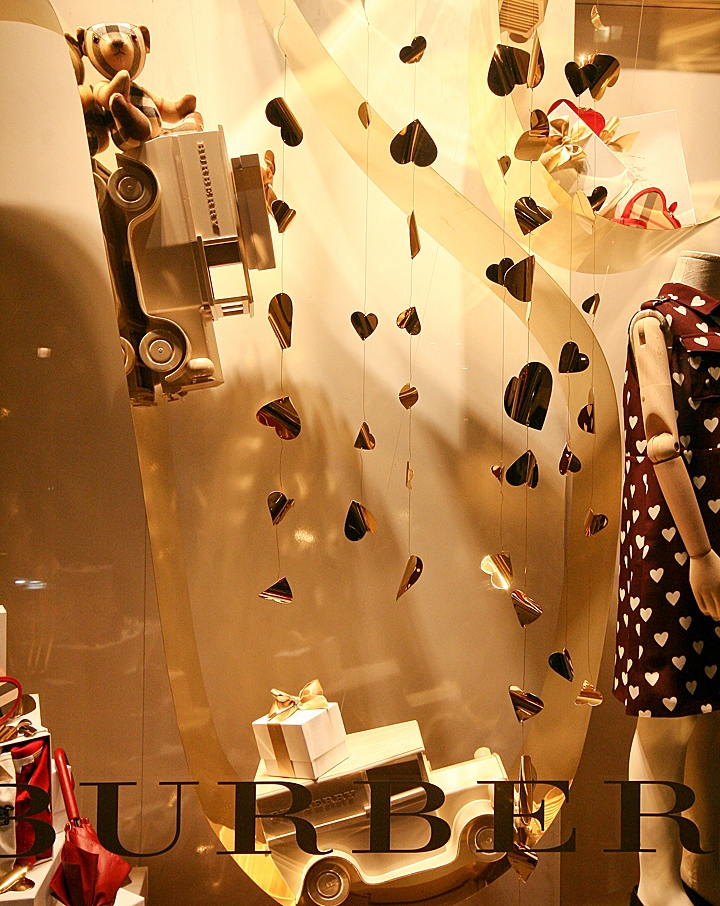 20_Burberry-windows-2013-Winter-London-06.jpg