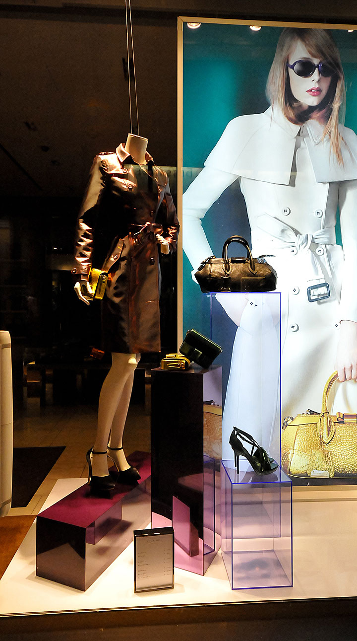 14_Burberry-windows-2013-Vienna-01.jpg