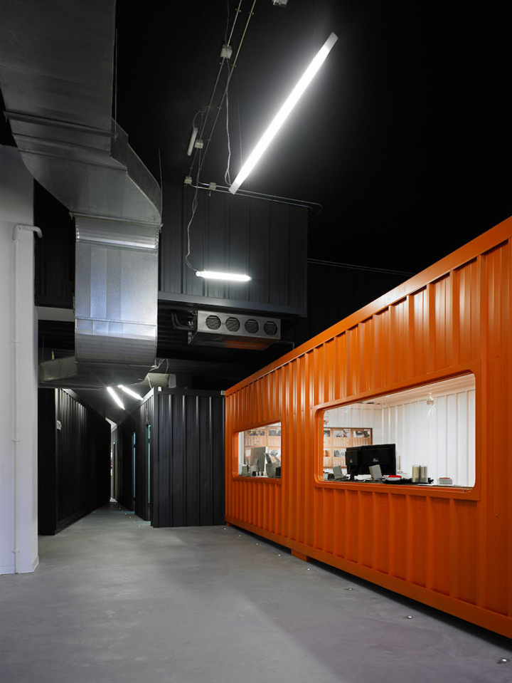 20_Cargo-containers-in-offices-04.jpg