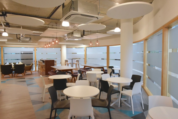 17_CarTrawler-canteen-by-The-Building-Consultancy-Dublin-Ireland-06.jpg