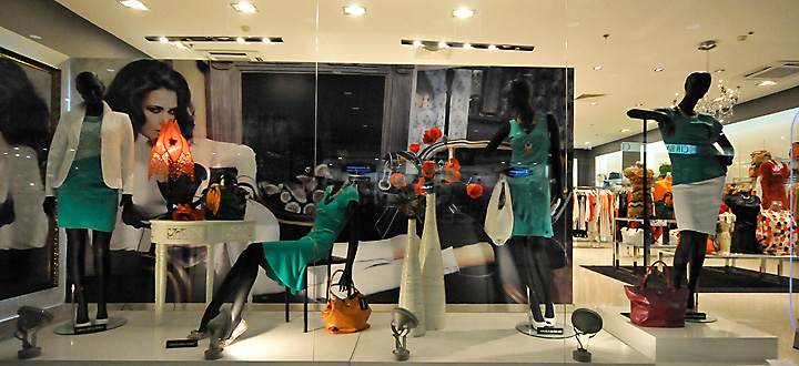 12_Chantall-window-displays-Budapest-02.jpg