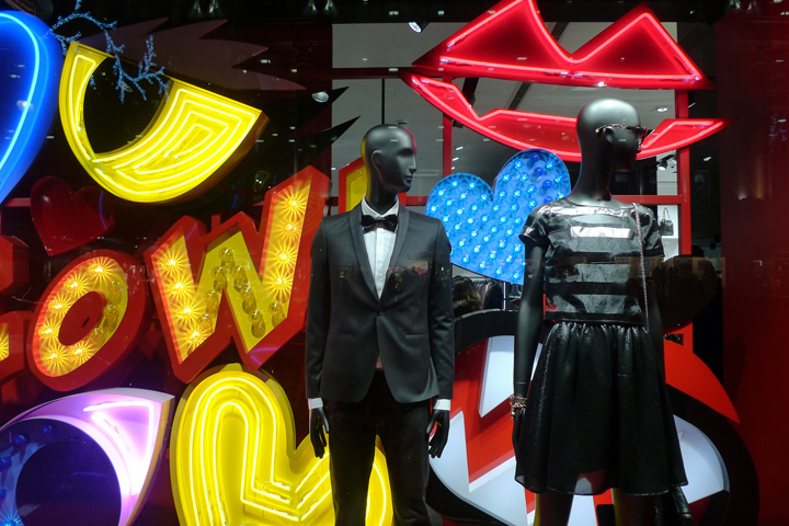 9_Choupette-windows-at-Karl-Lagerfeld-London-UK.jpg