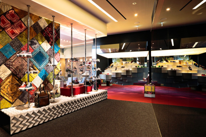 8_Christian-Louboutin-boutique-by-Luxur-Cobbler-212box-Tokyo.jpg