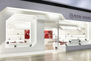 9_Queen-Shoes-by-Guilherme-Torres-Londrina-300x200.jpg